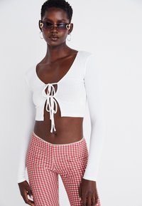 Jaded London BEACH CAPRI TROUSERS  - Legingi — bikses - red gingham