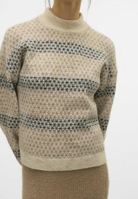 Pull en tricot beige avec motifs géométriques noirs, col montant et ourlet côtelé. Texture douce, coupe légèrement ample, avec des rayures horizontales.