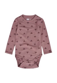 Długi rękaw bodysuit dla niemowląt z miękkiej różowej tkaniny z powtarzającym się ciemno-maronowym wzorem motyli. Posiada okrągły dekolt i zapięcie na napy.