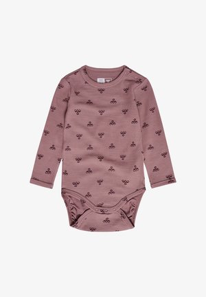 Długi rękaw bodysuit dla niemowląt z miękkiej różowej tkaniny z powtarzającym się ciemno-maronowym wzorem motyli. Posiada okrągły dekolt i zapięcie na napy.