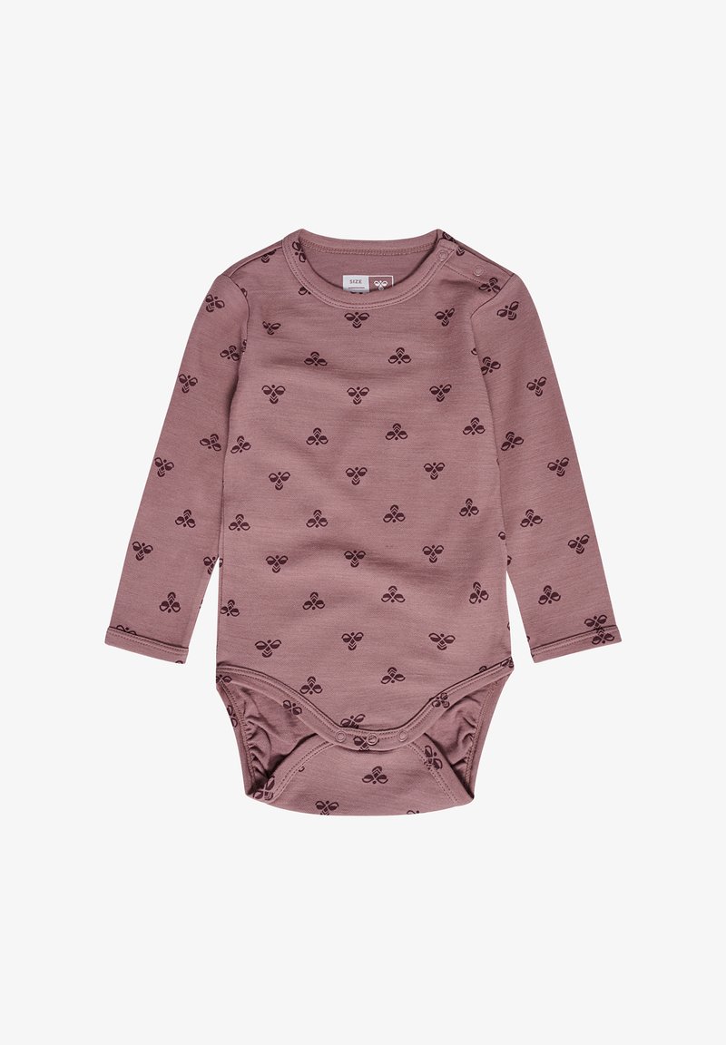 Langärmliger Baby-Body aus weichem rosafarbenen Stoff mit einem sich wiederholenden dunklen bordeauxfarbenen Schmetterlingsmuster. Mit rundem Ausschnitt und Druckknopfverschluss.