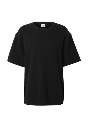 Juoda trumpomis rankovėmis marškinėliai su apvalia iškirpte ir subtilia tekstūruota medžiaga, priekinėje krūtinės dalyje – mažas siuvinėtas logotipas.