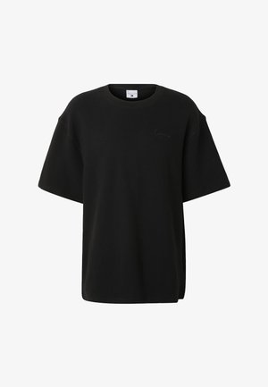 Czarny t-shirt z krótkim rękawem i okrągłym dekoltem, wykonany z delikatnie fakturowanej tkaniny, z małym haftowanym logo na piersi.