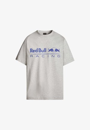 Hall hallidega hall puuvillane t-särk, millel on sinise trükiga logo "Red Bull Racing" ja graafiline pulli kujundus teksti all. Lühikesed varrukad, ümar kaelus.