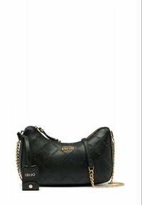 Bolso negro texturizado con herrajes en tono dorado, una correa de cadena y una etiqueta con el logo. Forma compacta en media luna con detalles en relieve.