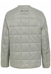 Graue gepolsterte Jacke mit boxy Design. Sie verfügt über einen runden Kragen, eine gequiltete Textur und Druckknopfdetails auf der Rückseite. Keine sichtbaren Verschlüsse auf der Vorderseite.