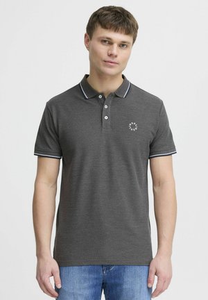 Siva polo majica s teksturiranim materijalom, kontrastnim bijelim obrubom oko ovratnika i rukava, te malim izvezenim logotipom na prsima.