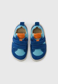 Μπλε και τιρκουάζ παιδικά παπούτσια με υλικό από δίχτυ και σουέντ, με δύο λουράκια βέλκρο και πορτοκαλί λεπτομέρεια.