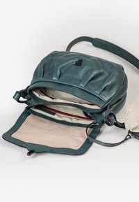 Borsa a tracolla in pelle verde acqua con parte superiore arricciata, caratterizzata da molteplici scomparti e una fodera in tessuto a righe. Include una tracolla regolabile.