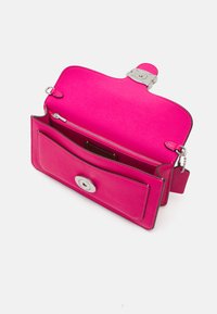 COACH COVERED CLOSURE TABBY CHAIN - Torba čez telo - dragonfruit