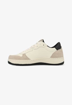 Sneaker aus Leder und Wildleder in Creme, Beige und Schwarz. Runde Zehenpartie, weiße Schnürsenkel, strukturierte Sohle und kontrastierender Fersenakzent. Klassisches Design.