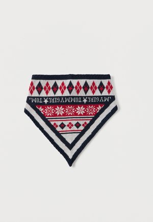Écharpe triangulaire tricotée en rouge, blanc et bleu marine. Présente des motifs de diamants et de flocons de neige, avec un bord texturé et une lettrage décoratif.