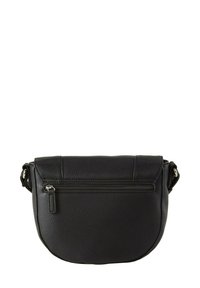 Borsa a tracolla in pelle nera con forma arrotondata, superficie testurizzata, pattina superiore e tasca frontale con zip. Presenta una tracolla regolabile e dettagli in metallo argentato.