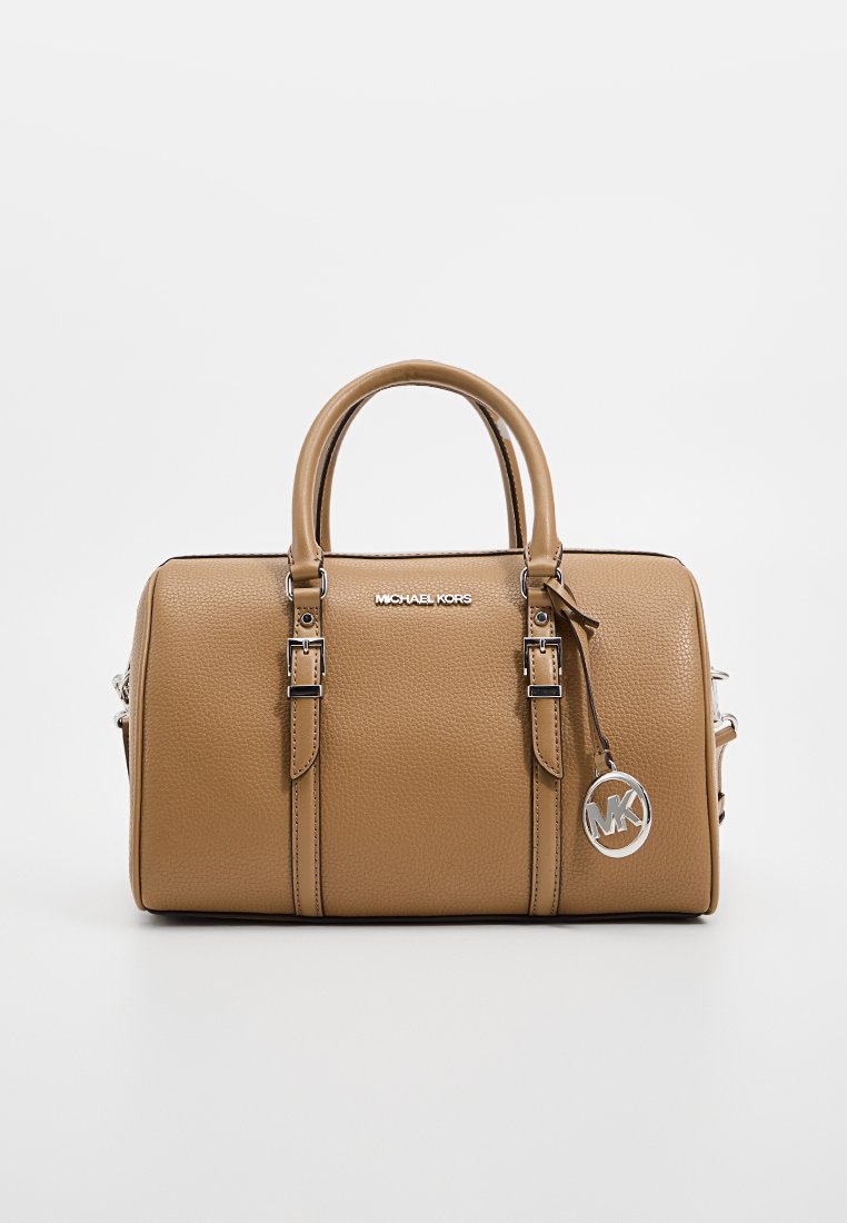 Sac à main en cuir tan avec poignées supérieures doubles, quincaillerie en métal, logo embossé et un charme amovible. Forme arrondie avec une finition texturée.