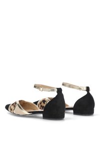 Sandalias de tacón bajo en negro y dorado con un frontal de estampado de leopardo, tira en el tobillo y textura de ante suave. Diseño de punta redonda y suela plana.