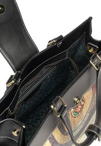 Borsa in pelle nera con hardware dorato e cuciture bianche, dotata di una parte anteriore decorata con un motivo colorato e un interno verde acqua testurizzato con scomparti.