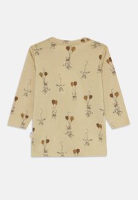 Beige langärmliges Kindershirt mit einem Muster aus kleinen Tieren, die braune Ballons an Schnüren halten.