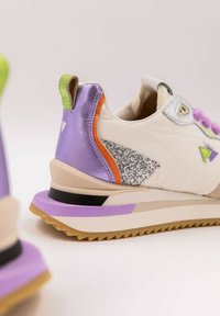 Sportiga sneakers med en krämfärgad ovandel som har lila, grön och orange detaljer, glitterdetaljer och en texturerad gummisula.