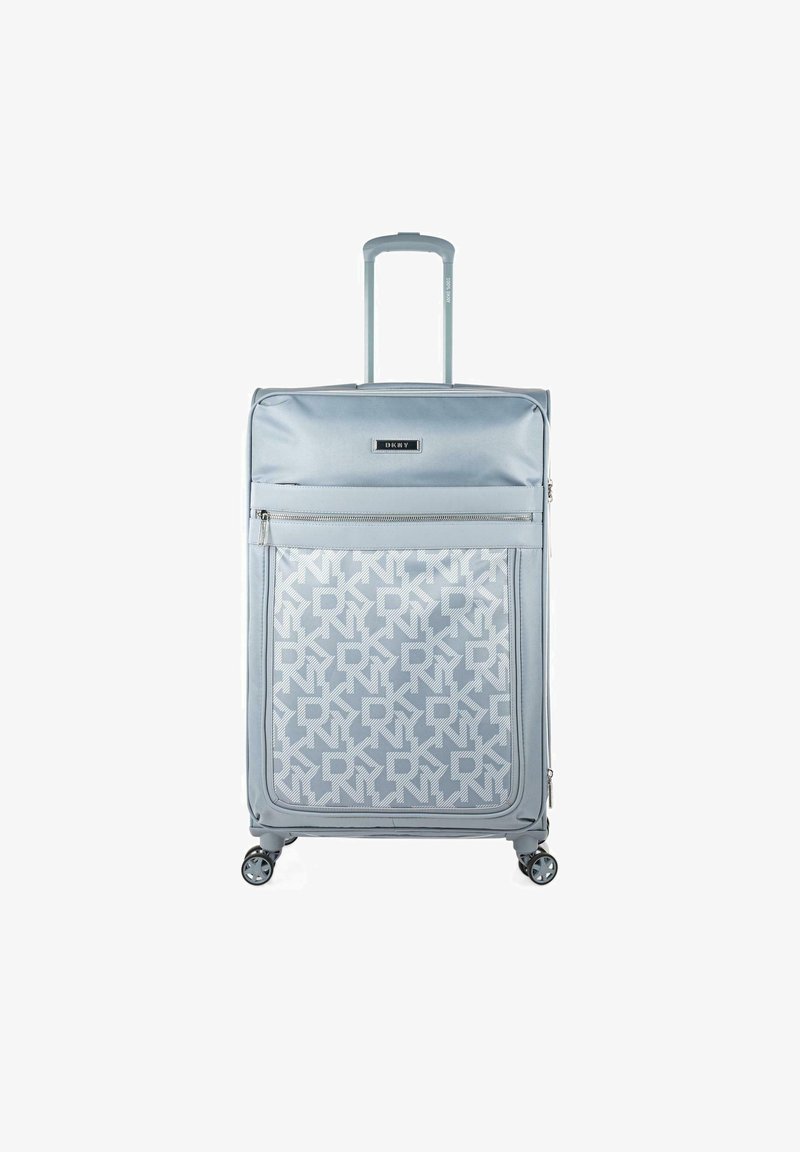 Maleta gris claro con un bolsillo frontal texturizado y con patrón. Presenta un acabado suave, asa telescópica y cuatro ruedas para mayor movilidad.