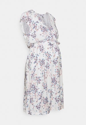 Vestido envolvente blanco con estampado floral en azul y rojo. Mangas cortas, detalle de cinturón en la cintura, tela ligera, diseño hasta la rodilla.