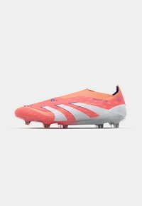 Scarpe da calcio con design a gradiente da rosa a bianco, superficie testurizzata e tacchetti moldati. Presentano un colletto elastico e un logo distintivo.