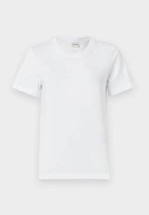 Valkoinen puuvillapaita, jossa on pyöreä kaula-aukko, lyhyet hihat, suora helma ja sileä pinta. Ei kuvioita tai ylimääräisiä yksityiskohtia.