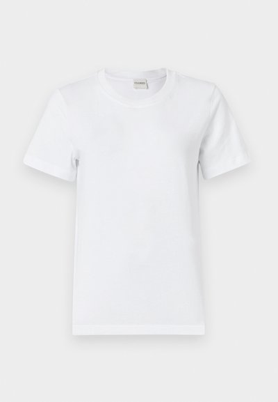 T-shirt branca de algodão com decote redondo, mangas curtas, barra reta e uma textura suave. Sem padrões ou hardware adicional.