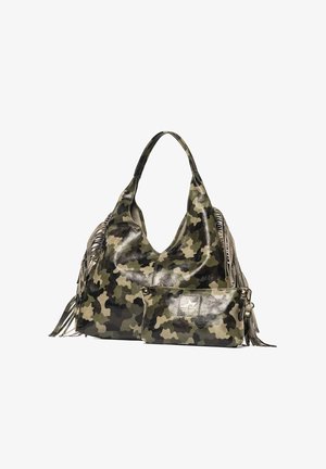 Borsa in pelle con motivo mimetico, lati con frange e pochette con cerniera abbinata, entrambe con tonalità verdi, marroni e beige.