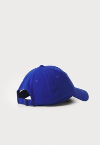 Casquette de baseball en coton bleu avec visière courbée, sangle ajustable à l'arrière et œillets de ventilation cousus sur les côtés.