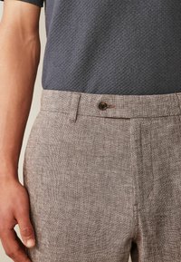 Next TEXTURED-REGULAR FIT - Chino - brown