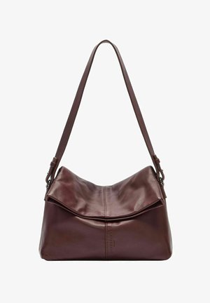 Sac bandoulière en cuir marron bordeaux avec un design souple à rabat, une sangle réglable et un logo discret embossé sur le devant. Texture lisse.