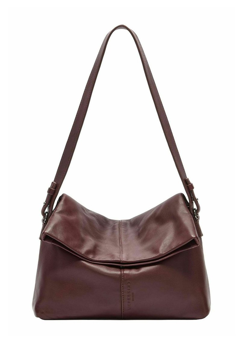 Bordowa skórzana torba na ramię z miękkim, składanym designem, regulowanym paskiem i subtelnym tłoczonym logo z przodu. Gładka faktura.