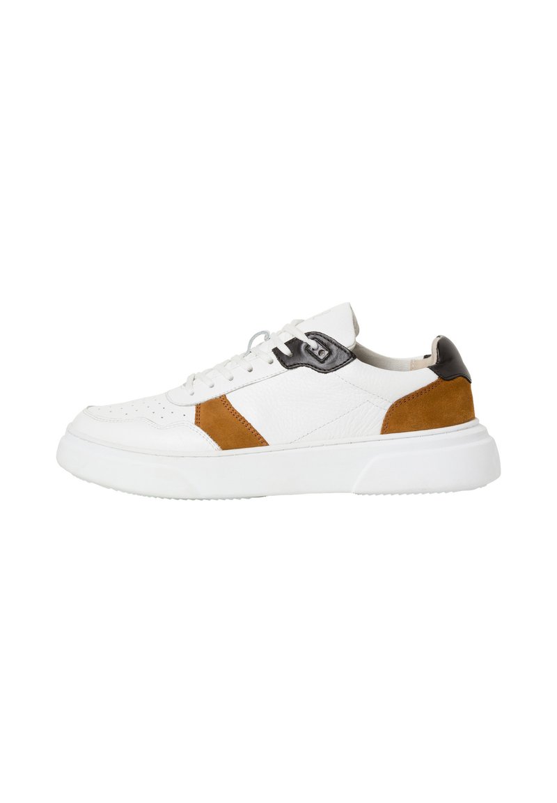 Zapatilla blanca con detalles en cuero y ante en marrón y negro, un upper texturizado, puntera redonda y una gruesa suela de goma blanca.