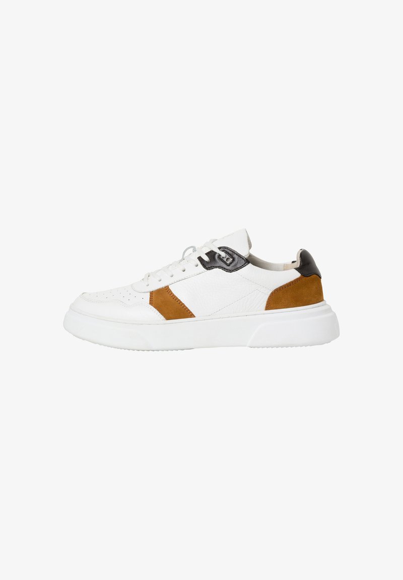 Zapatilla blanca con detalles en cuero y ante en marrón y negro, un upper texturizado, puntera redonda y una gruesa suela de goma blanca.