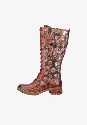 Hoher roter Lederstiefel mit floralen Stoffpaneelen, vorderer Schnürung, dekorativen Schnallen und niedrigem Absatz mit geprägten Mustern.