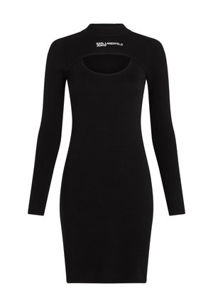 Robe pull noire côtelée avec des manches longues, silhouette cintrée, col rond et détail découpé au dos avec accent de logo.
