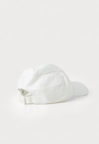 Hvid kasket med et glat, blankt stof og teksturerede sidepaneler. Har en buet skygge og et justerbart bånd bagpå.