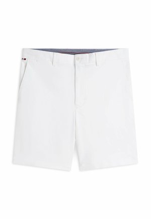 Białe dopasowane szorty z zapięciem na guziki, szlufkami na pasek, bocznymi kieszeniami i subtelnym detalem flagi na krawędzi pasa.