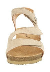 Beige suède sandaal met brede banden, verstelbare klittenbandsluitingen en een geribbelde kurken zool. Open neus ontwerp en zachte voering voor comfort.