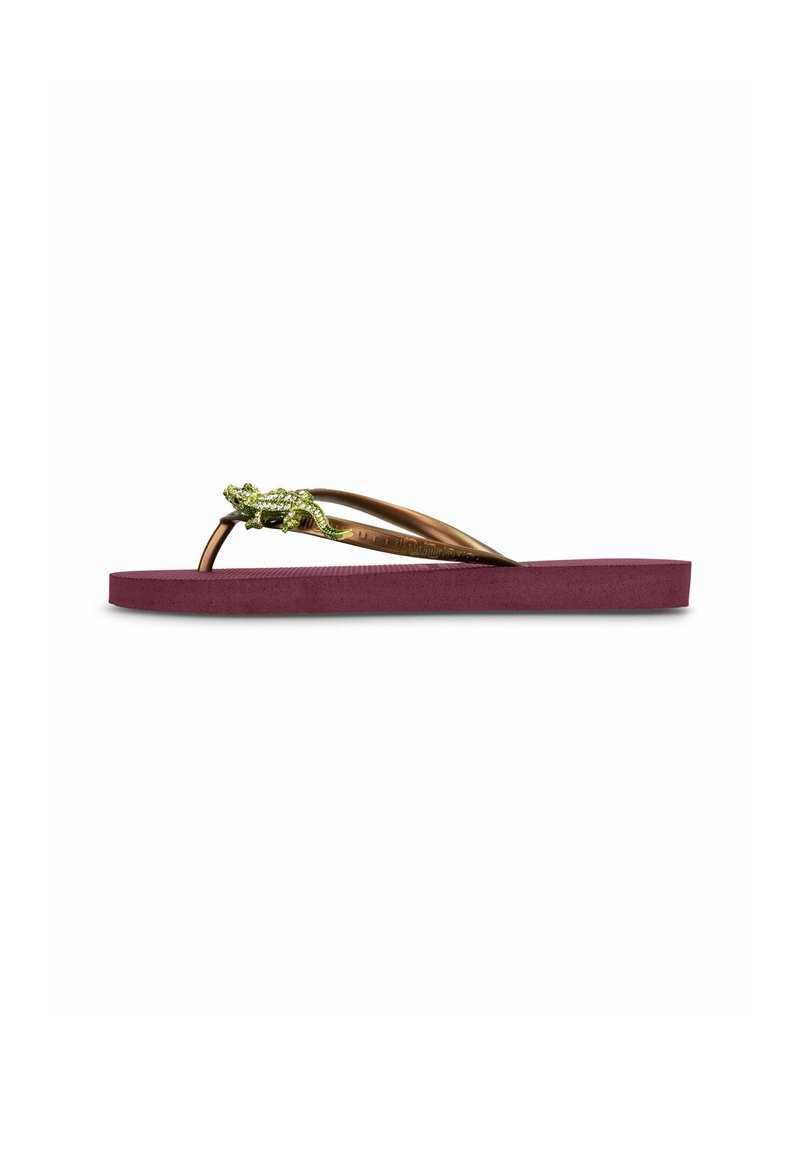 Bruine flip-flopsandalen met een kastanjebruine zool, voorzien van een gestructureerde groene decoratieve acccent in de vorm van een hagedis op de band.