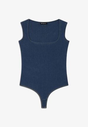 Denim bodysuit dengan leher kotak, desain tanpa lengan, dan penutupan snap. Memiliki warna biru tua dan jahitan kontras.