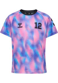 Kortärmad Hummel-t-shirt med ett flerfärgat mönster i rosa, blått och lila. Har svarta detaljer och siffran 12 tryckt på framsidan.