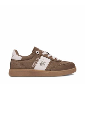 Brun mockasinsneaker med vit sidopanel och skosnören, med Beverly Hills Polo Club-logotyp och flat gummisula.