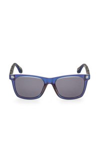 Occhiali da sole quadrati blu con gradiente, lenti grigie e bracci neri. Le montature testurizzate presentano una leggera lucentezza e sottili accenti argentati attorno alle lenti.