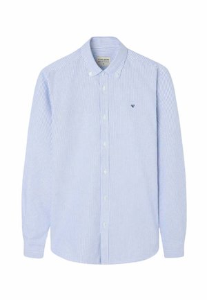Camisa de manga larga con botones, de rayas verticales finas en azul claro y blanco, con cuello abotonado y pequeño logo bordado en el pecho.