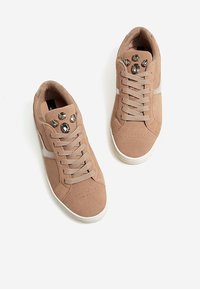 Helle rosa Wildledersneaker mit Schnürverschluss, dekorativen Edelsteinen auf der Zunge und weißen Gummisohlen. Glatte Textur und minimalistisches Design.