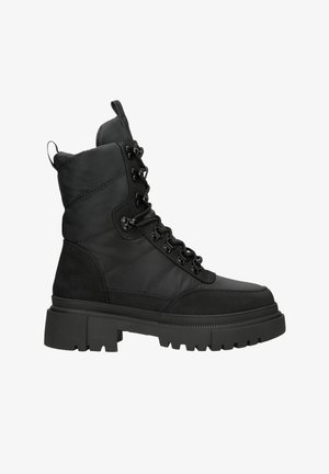 Zwarte enkellaarsjes van een combinatie van textiel en glad synthetisch materiaal, met een vetersluiting en een dikke zool.