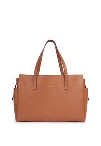 Sac fourre-tout en cuir marron avec deux poignées solides, présentant une surface texturée, des poches latérales et un logo doré en relief à l'avant.
