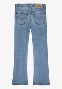 Jasnoniebieskie dżinsy z tylnymi kieszeniami, naszywka logo Levi's na pasku, delikatny fason z lekko rozszerzanymi nogawkami.