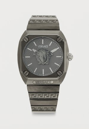 Γκρι μεταλλικό ρολόι Versace με τετράγωνο καντράν, έμβλημα κεφαλής Μέδουσας, ασημένιους δείκτες ωρών και βραχιόλι με σχέδιο.